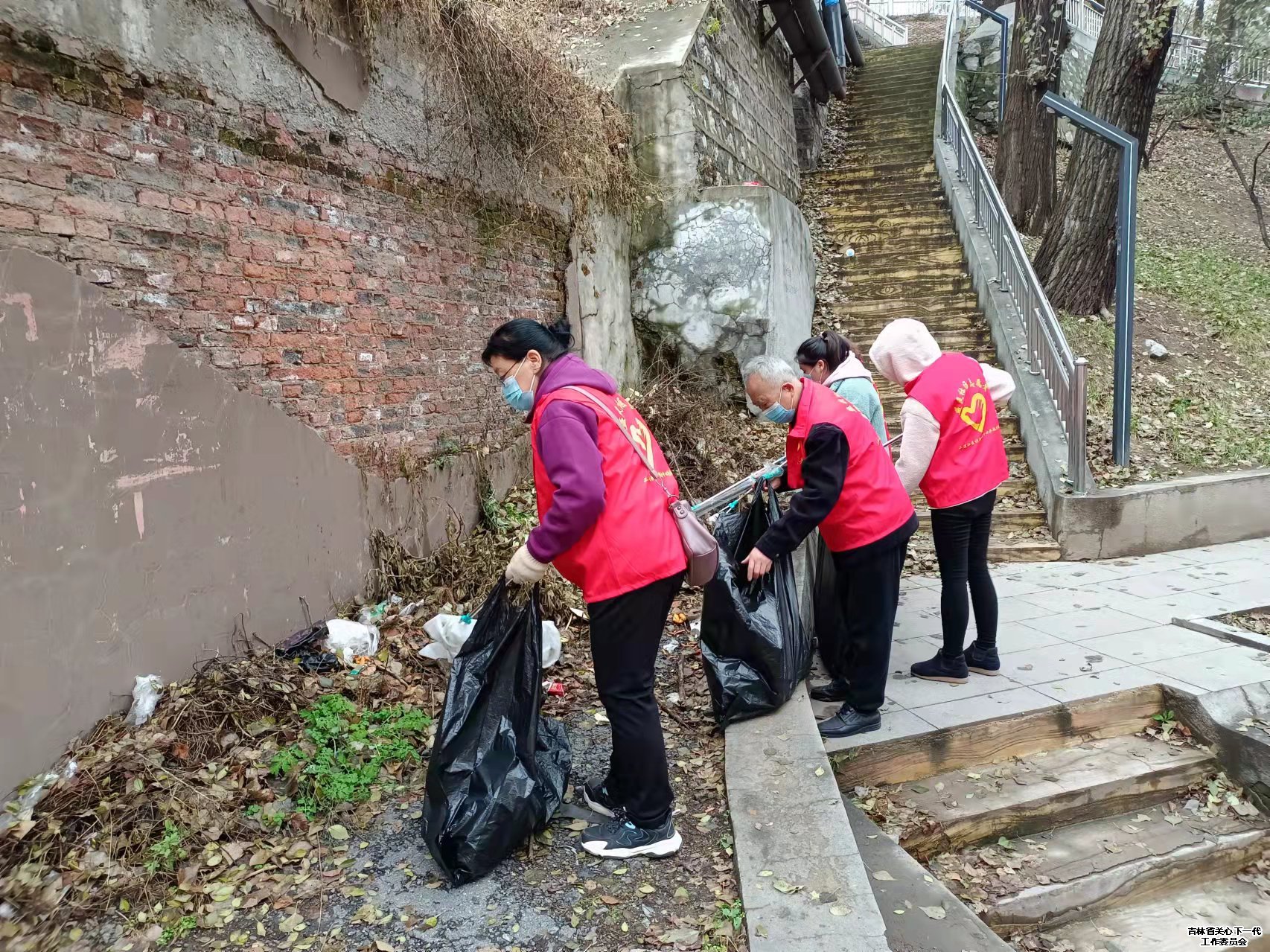 益民社区开展清理白色垃圾志愿活动